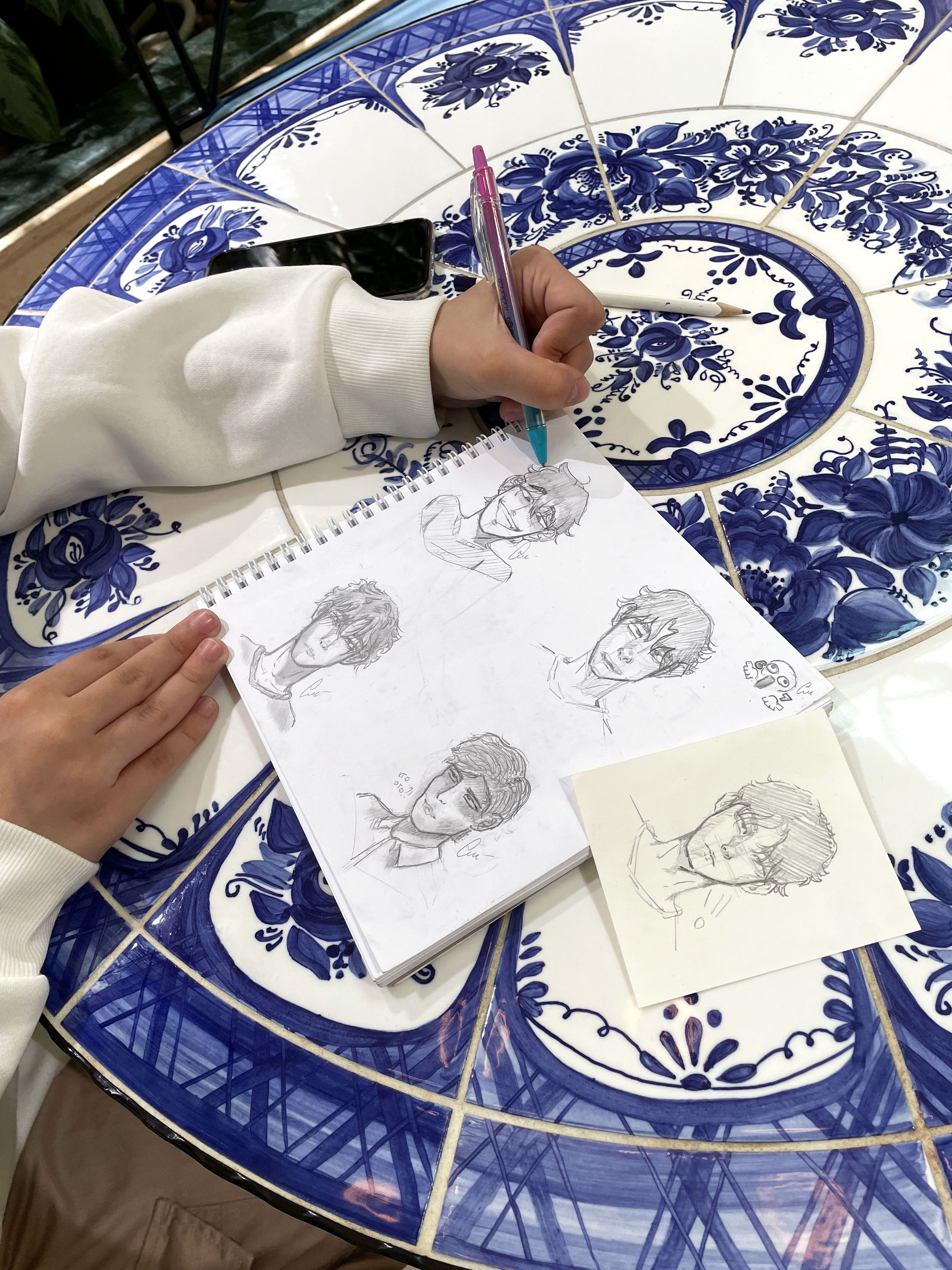 Рисунки и персонажи в скетчбуке Олеси